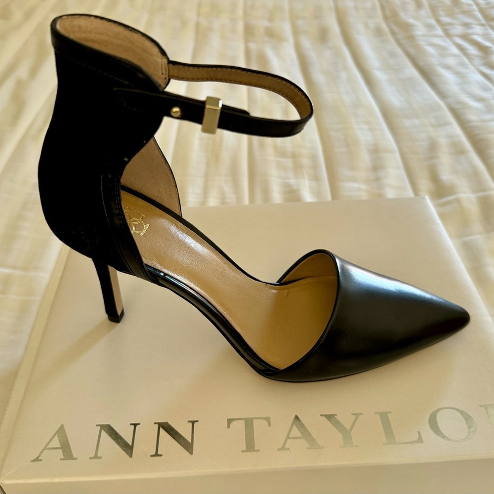 Ann Taylor Women’s Size 8 Pumps in Black Leather & Suede. In original box.